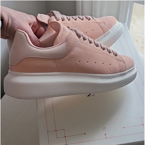 Alexander McQueen - Picture 2 of 8